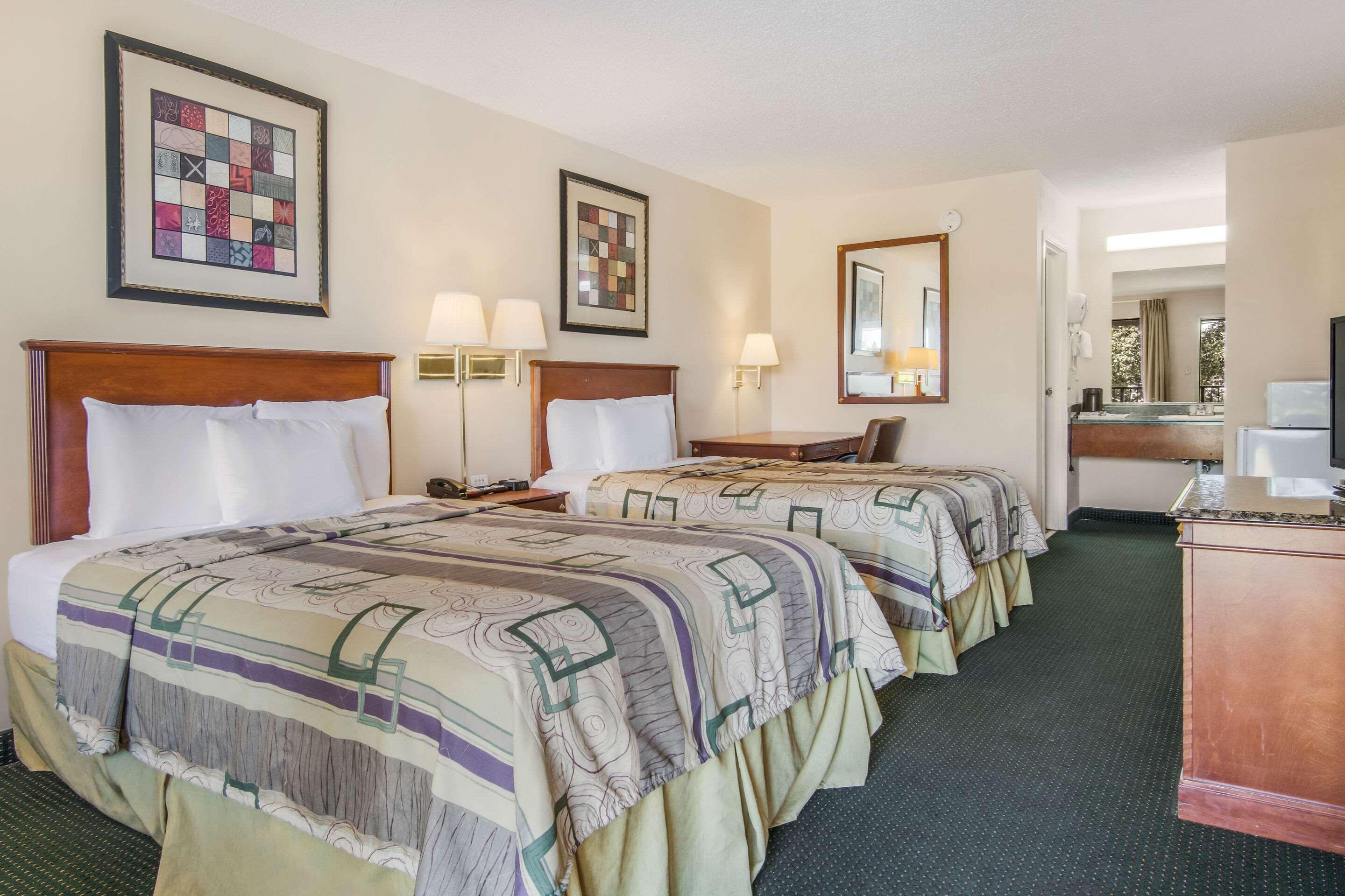 Rodeway Inn & Suites Dublin Exteriör bild